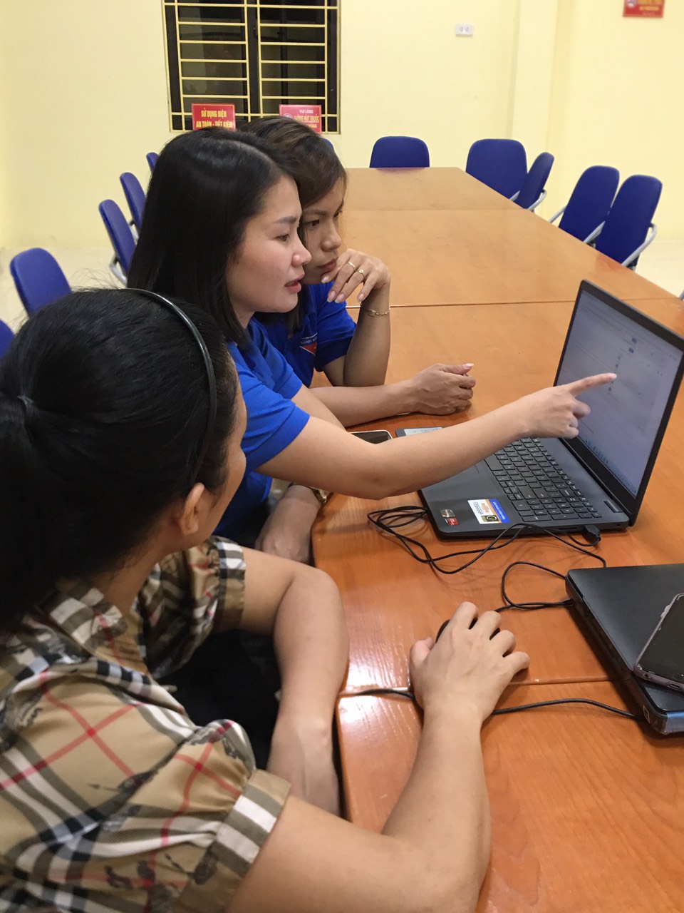 Tổ công nghệ số cộng đồng thôn Vân Sa 1 thực hiện tuyên truyền hướng dẫn nhân dân chuyển đổi số
