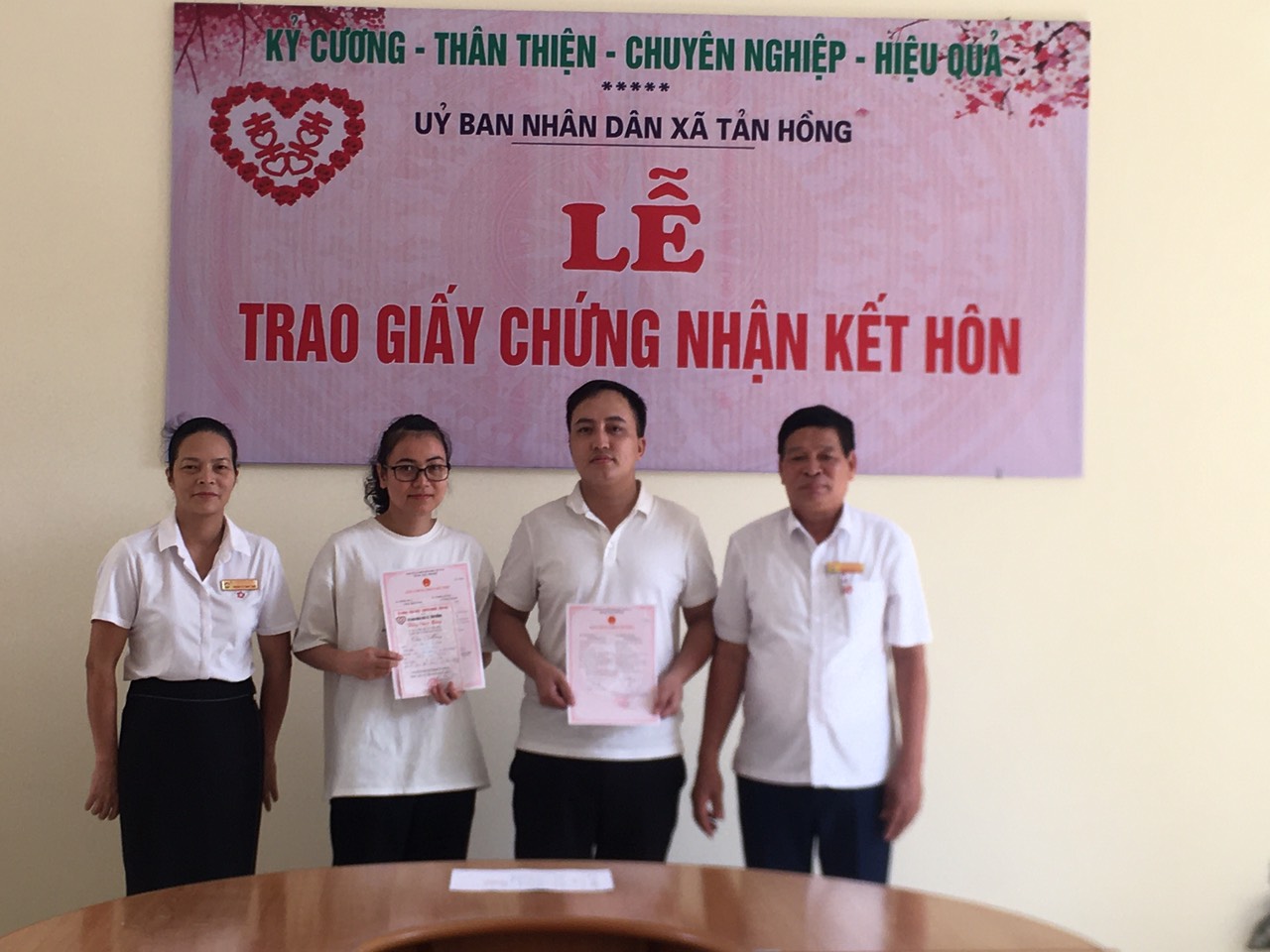 UBND xã Tản Hồng tổ chức trao thiệp chúc mừng cho công dân khi đến đăng ký kết hôn và đăng ký khai sinh.