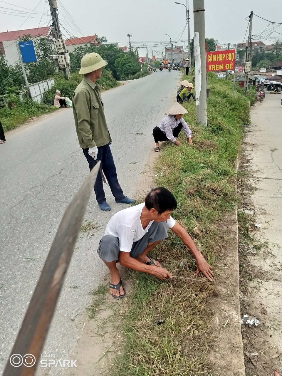 Chi hội cựu chiến binh thôn La Phẩm 1 tham gia vệ sinh môi trường tại chợ Dốc.